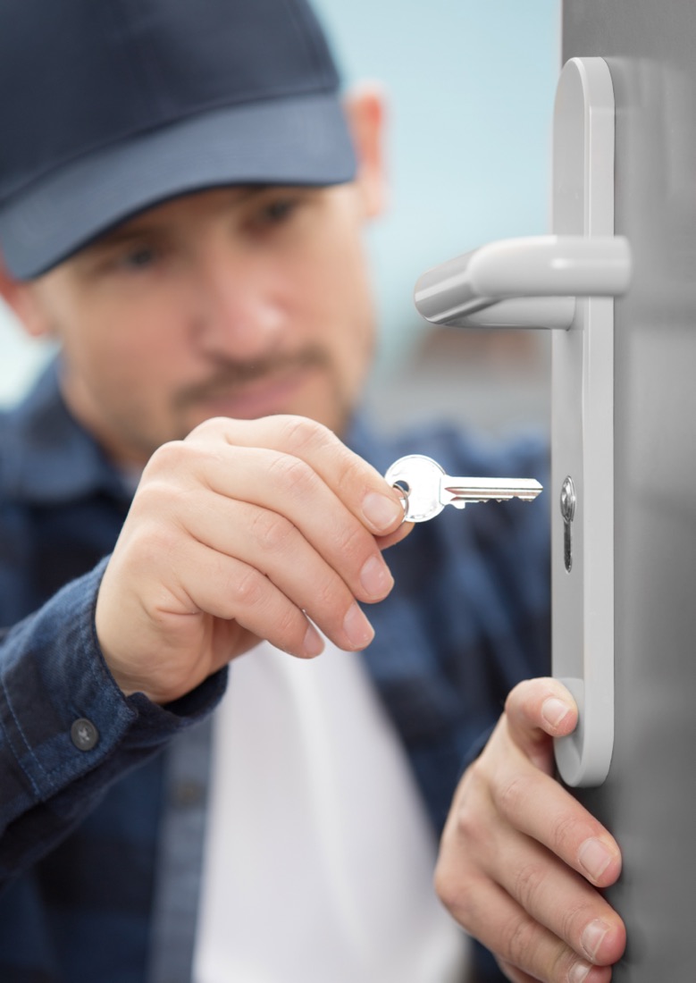 Serrurier Fast Services ouvrant une porte dans le Val-de-Marne